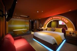 a hotel room with a bed and a bath tub at Chiic House Hải Phòng in Lực Hánh