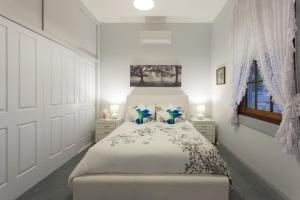 Krevet ili kreveti u jedinici u objektu Rawson's Retreat - Five Bedroom Home - Walk CBD - Includes Breakfast