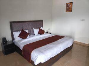 a bedroom with a large bed in a room at Hotel Grand Shiva in Gupta Kāshi