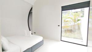 a bedroom with a mirror and a bed and a window at Villa Lumina, Koh Samui in Chaweng Noi Beach +31 photos