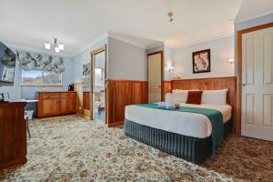 a bedroom with a bed and a bathroom at Robyn's Nest Lakeside Resort in Merimbula +88 photos