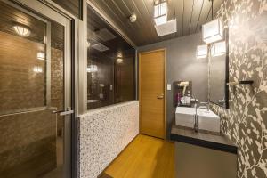 a bathroom with a sink and a mirror at ホテル彩柏市若柴店 in Kashiwa +31 photos