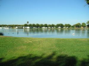 Udsigt til en flod der løber i nærheden af ferieparken + 5 billeder