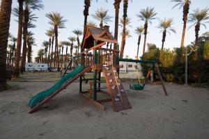 Ο χώρος παιχνιδιού για παιδιά στο Palm Springs Camping Resort Cottage 1