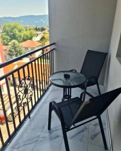 Ein Tisch und Stühle auf einem Balkon mit Aussicht in der Unterkunft NelaLux in Podgradac