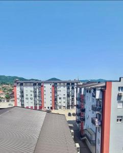 Blick auf eine Stadt mit hohen Gebäuden in der Unterkunft NelaLux in Podgradac