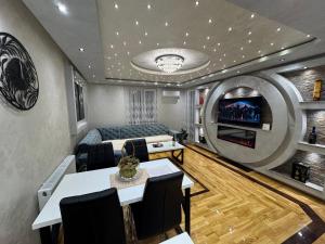 ein Wohnzimmer mit Sofa und Fernseher in der Unterkunft NelaLux in Podgradac