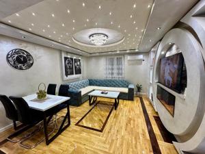 ein Wohnzimmer mit Sofa und Tisch in der Unterkunft NelaLux in Podgradac