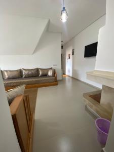 a living room with a couch and a television at Cedar Peak Residence in Ifrane