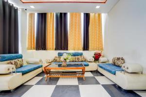 a living room with couches and a table at Super OYO Hotel O Khargapur Ring Road Formerly Shimla Grand in Lucknow