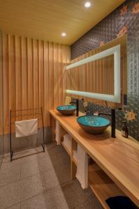 a bathroom with two blue bowls on a wooden counter at 鴨川せせらぎ庵 in Kyoto +54 photos