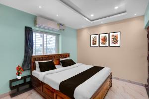 a bedroom with a large bed in a room at Townhouse Loknath Temple Road Puri Formerly Rashmi Villa in Puri