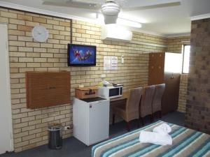 TV a/nebo společenská místnost v ubytování Bridge Street Motor Inn