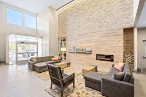 a living room with couches and a fireplace at Country Inn & Suites by Radisson, Flagstaff Downtown, AZ in Flagstaff