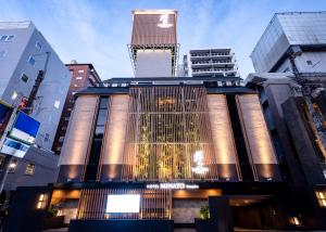 a building in a city with tall buildings at HOTELみなと-Minato- 新宿 in Tokyo