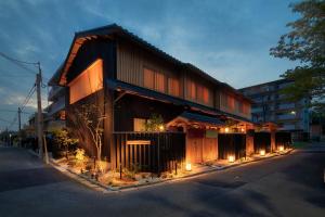a building on the side of a street at 鴨川せせらぎ庵 in Kyoto