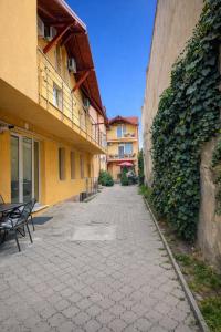 an empty alley with a bench next to a building at Pensiunea Brici in Cluj-Napoca