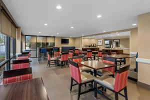 a restaurant with tables and chairs and a bar at Comfort Inn & Suites Somerset - New Brunswick in Somerset