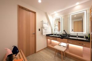 a bathroom with a sink and a mirror at HOTELみなと-Minato- 新宿 in Tokyo +94 photos