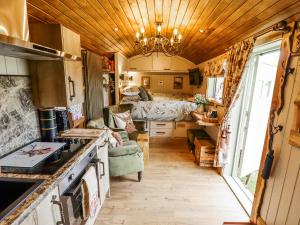 a kitchen and living room in a tiny house at Twit Twoo Shepherds Hut in Louth