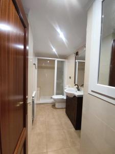 a bathroom with a toilet and a sink and a tub at Apartamento céntrico Irene IV in Avilés +4 photos