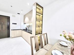 a kitchen and dining room with a table and chairs at Lloyd's Daily Suites - SOHO Residence, Bui Vien Walking Street, BenThanh Market & SG's Vibe in Ho Chi Minh City +22 photos