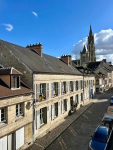 an old street in a town with a building at Maison de campagne en plein centre de Senlis in Senlis