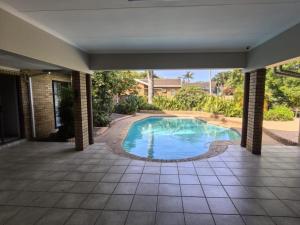 a swimming pool in the middle of a house at Happy Holiday Lodge in Meer en See