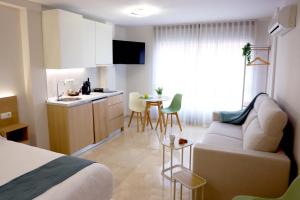 a room with a bed and a kitchen and a living room at Apartamentos VeraVibe in Caravaca de la Cruz