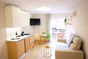 a kitchen and living room with a couch and a table at Apartamentos VeraVibe in Caravaca de la Cruz