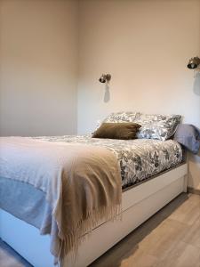 a bedroom with a bed in a room at Maisonnette étape équestre in Nogent-lʼArtaud