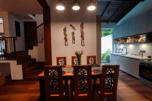 a kitchen and dining room with a table and chairs at Villa Barracuda in Sri Jayewardenepura Kotte