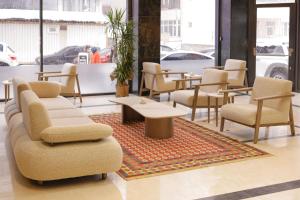 eine Lobby mit Stühlen und Tischen in einem Gebäude in der Unterkunft The Nava Hotel in Bostaniçi