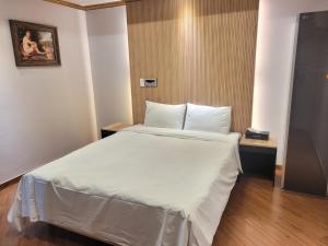 a large white bed in a hotel room at 호텔야자 담양점 신관 in Kasan-ni