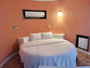 a bedroom with a large bed in a room at 호텔야자 담양점 신관 in Kasan-ni