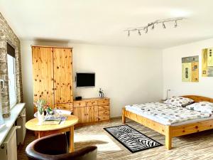 a bedroom with a bed and a table at Ferienwohnung in der Seestraße in Sassnitz