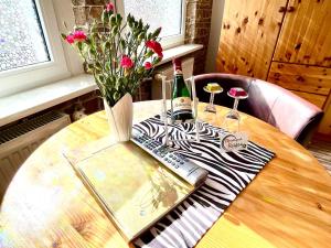 a table with a bottle of wine and two glasses at Ferienwohnung in der Seestraße in Sassnitz