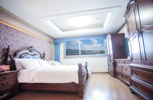 Zdjęcie z galerii obiektu Tongyeong Bay Condo Hotel w mieście Tongyeong