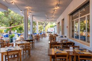 an empty restaurant with wooden tables and chairs at Club del Sole Roseto degli Abruzzi Easy Camping Village in Roseto degli Abruzzi