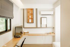 a living room with a desk and a window at 杉杉行旅 Araucaria Residence in Huxi +47 photos