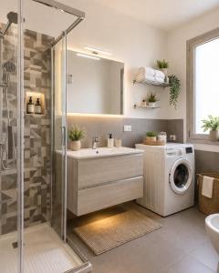 a bathroom with a washing machine and a washer at 18 Gradi Apartments in Birgi Vecchi