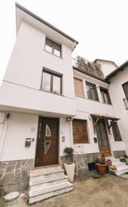 a white house with a wooden door at Casa Dalì in Pianillo