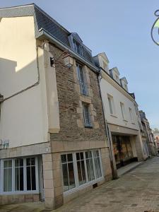 an old brick building on a city street at la demeure des songes in Josselin
