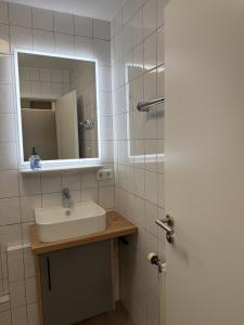ein Badezimmer mit Waschbecken und Spiegel in der Unterkunft Schmidteinander in Norderney