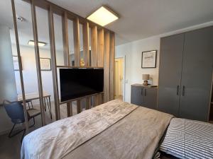 ein Schlafzimmer mit Bett und Flachbildfernseher in der Unterkunft Schmidteinander in Norderney
