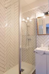 a bathroom with a shower and a sink at Studio haut de gamme - Hypercentre - Lit Queen in Caen