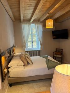 a bedroom with a bed and a window at Casa Melox in Lezzeno