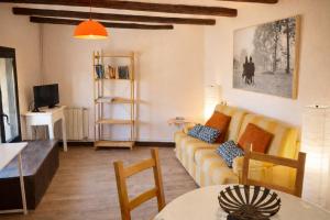 a living room with a couch and a table at Cal Xeco de Montsonís, dóna la benvinguda a la teva mascota in Montsonis