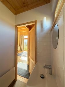 ein Badezimmer mit Badewanne und Waschbecken in der Unterkunft Slowcabin in Retowo + 57 Fotos
