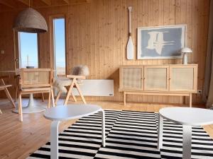 ein Wohnzimmer mit zwei Tischen und einem Teppich in der Unterkunft Slowcabin in Retowo